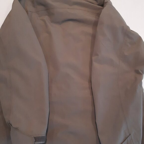 Mountain Equipment Co-op (MEC) - Gore-Tex Jacket - Women's Medium - Picture 6 of 16